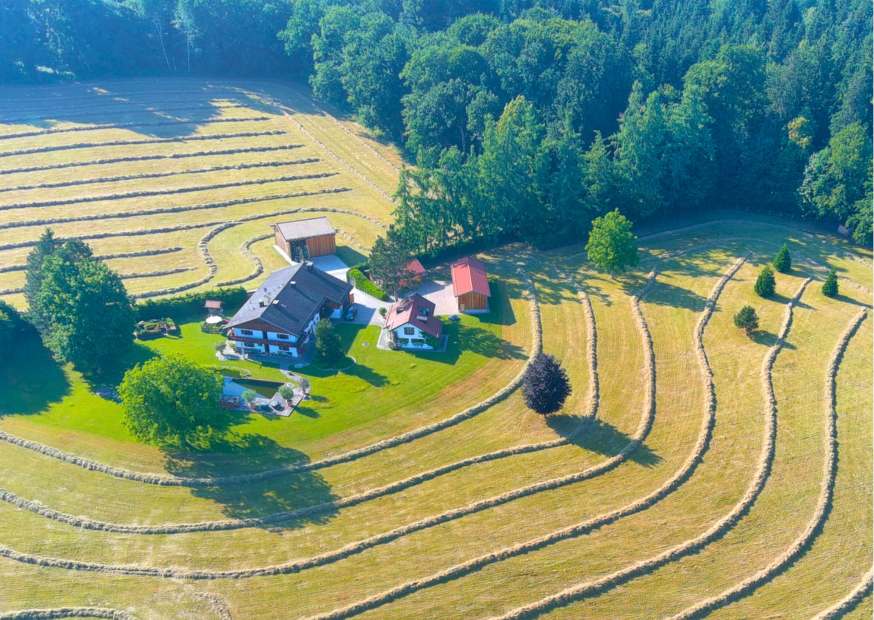 Ackerfläche mit Häuser aus Vogelperspektive