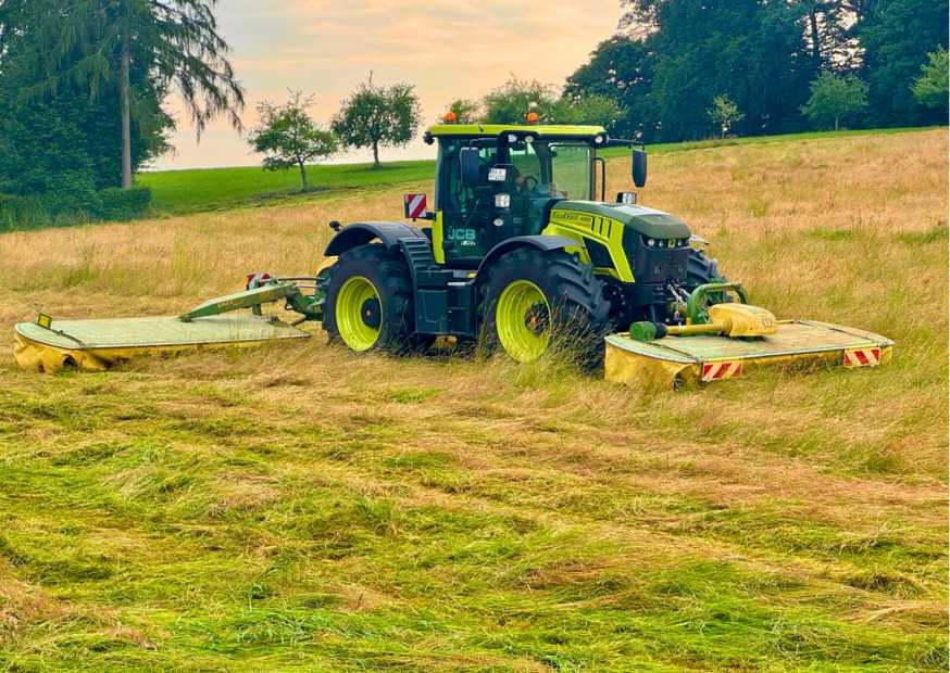 Traktor auf Ackerfläche