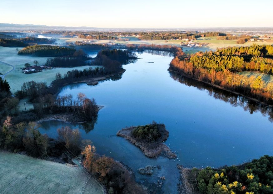 See mit Insel und Wochenendhaus