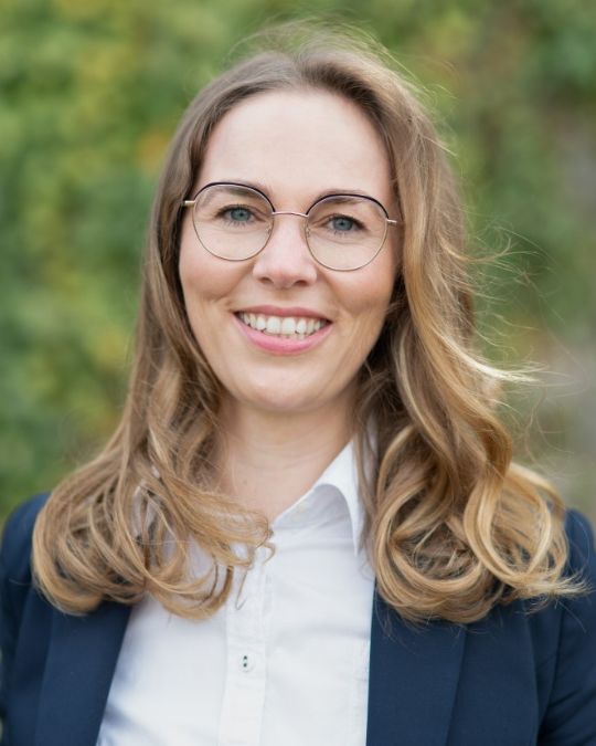 Frau mit blauem Blazer