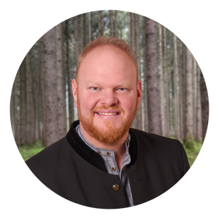 Mann mit schwarzem Janker