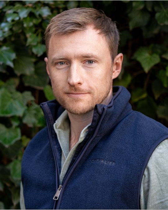 Mann mit blauer Weste