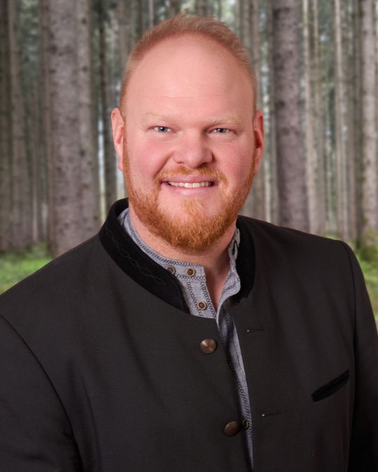 Mann im schwarzem Blazer