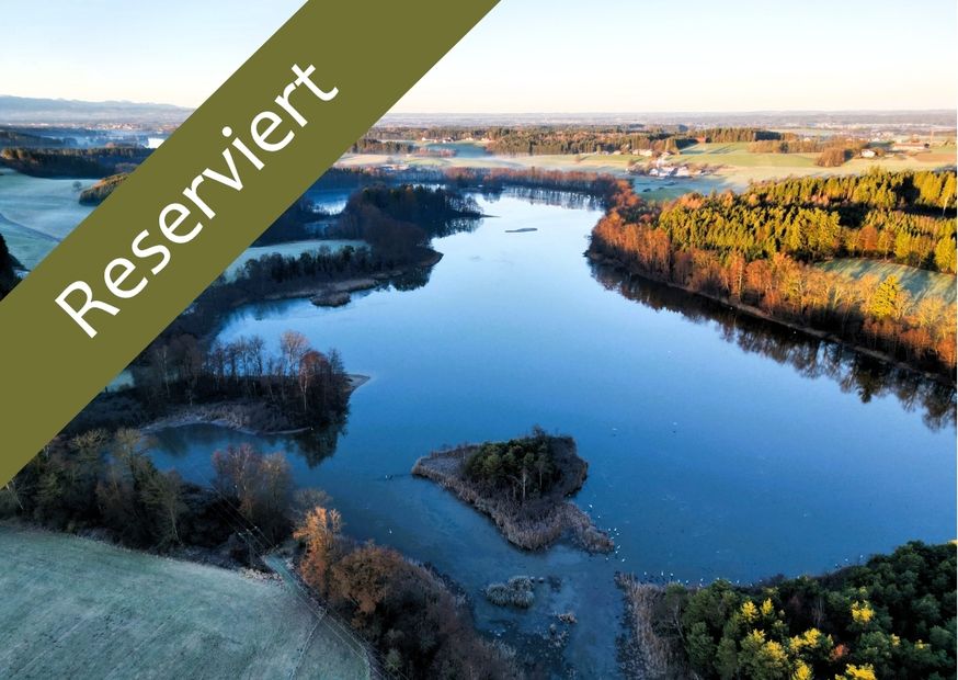 See mit Insel und Wochenendhaus