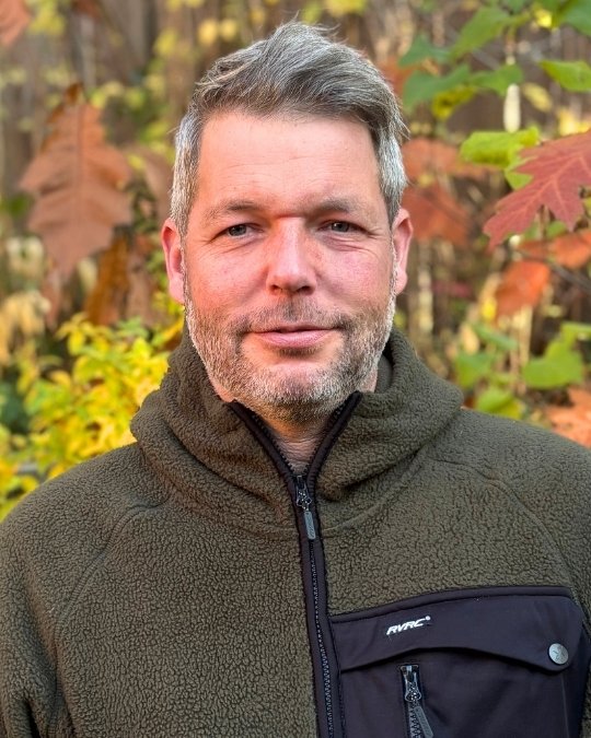 Forstwirt im grünen Sweatshirt